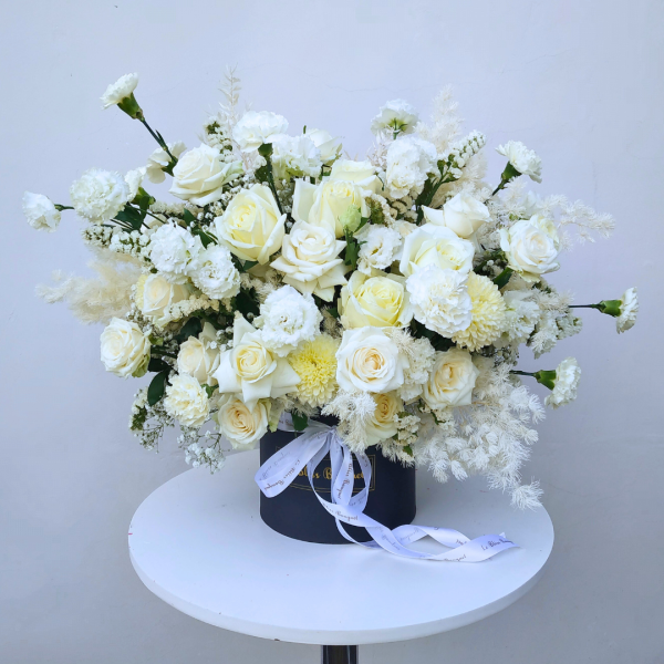 White Lisianthus Rose Polar Grand Bloombox For Sale